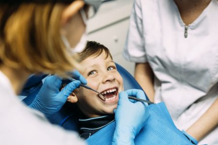 el-dentista-opera-un-nino-alegre-en-la-clinica-medica Tratamientos Preventivos