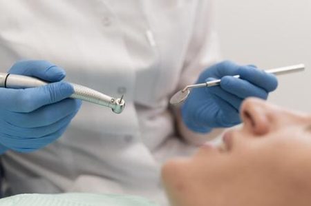 paciente-de-sexo-femenino-que-tiene-un-procedimiento-realizado-en-el-dentista paciente-de-sexo-femenino-que-tiene-un-procedimiento-realizado-en-el-dentista